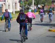 En Quito y Guayaquil aumentan cada día los espacios para colocar las bicicletas y se han incluido ciclovías en varias calles para transportarse en tramos largos.