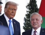 El presidente de Estados Unidos, Donald J. Trump, saluda este martes al rey de Jordania, Abdalá II, en la Casa Blanca.