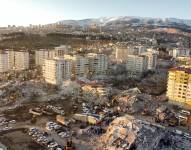 Expertos locales estiman que decenas de miles de personas están todavía bajo los escombros de los edificios derrumbados.