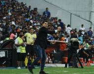 Ismael Rescalvo, DT de Emelec, da instrucciones a sus jugadores durante un partido de LigaPro.