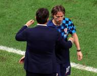 Zatko Dalic (i), DT de Croacia, felicita a Luka Modric luego de ser reemplazado en el segundo tiempo.