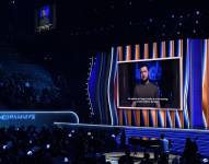 El presidente ucraniano Volodímir Zelensky, en la pantalla, envía un mensaje transmitido durante la ceremonia de los premios Grammy, el domingo 3 de abril de 2022 en Las Vegas.
