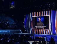 El presidente ucraniano Volodímir Zelensky, en la pantalla, envía un mensaje transmitido durante la ceremonia de los premios Grammy, el domingo 3 de abril de 2022 en Las Vegas.