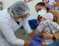 Varios padres de familia han mostrado su descontento por la escasez de vacunas para menores.