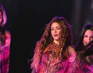 Shakira realiza sus conciertos acompañada de sus bailarinas.