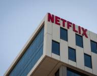 Fotografía de archivo fechada el 18 de octubre de 2019 de el logo de Netflix en uno de los edificios de la compañía en Los Ángeles (EE.UU).