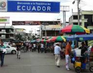 Muchos lo hacen de forma ilegal, incluso cruzando por pasos clandestinos, donde deben pagar entre 50 y 100 dólares para llegar a Huaquillas, en la provincia de El Oro.