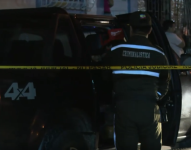 Imagen de un agente de Criminalística recogiendo indicios balísticos.