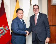 El médico Jaime Otton Bernabé Erazo (izquierda) al momento de su posesión con Eduardo Peña.