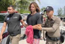 El chef español Daniel Jerónimo Sancho, hijo del actor Rodolfo Sancho, escoltado por la policía tailandesa en el puerto de la isla Koh Samui, en Tailandia.