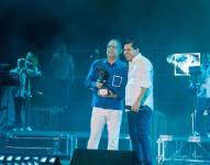 Santa Rosa recibió el trofeo al inicio de su presentación. Macas se lo entregó, pero no hubo declaraciones del cantante ni del alcalde.