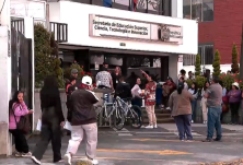 Decenas de estudiantes en las afueras del edificio de la Senescyt.
