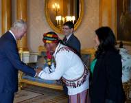 Momento en el que el rey Carlos III y Uyunkar Domingo Peas se reunieron en el Palacio de Buckingham.
