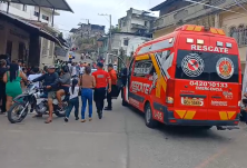 Videos publicados en redes sociales muestran cómo un par de niños eran trasladados en brazos por bomberos hacia los vehículos de emergencia.