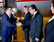 Imagen de Daniel Noboa arribando a un aeropuerto de París en Francia.