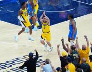 El base de Indiana Pacers T.J. McConnell animando al público local en la victoria de su equipo contra Oklahoma City Thunder.