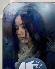 Imágenes de usuarios en el metro de Tokio