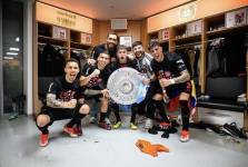 Piero Hincapié y sus compañeros del Bayer Leverkusen celebrando la conquista de la Bundesliga.