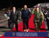 El presidente José Jerí en su arribo a la capital del Ecuador.