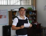 Foto de Daniel Noboa ejerciendo su voto en Olón, Santa Elena, el 15 de octubre del 2023.