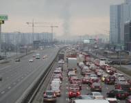 Decenas de ucranianos colapsan hoy las carreteras de salida de Kiev. EFE/EPA/SERGEY DOLZHENKO