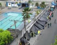 Imagen de las carpas instaladas en el exterior de la Base de Movilización Occidental en Guayaquil este 7 de 11 de 2025.
