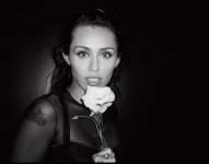 Miley Cyrus conmemorando el aniversario de Flowers
