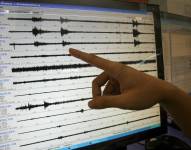 Una persona indica una la señal de un sismo, en una fotografía de archivo.