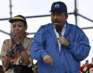 El presidente de Nicaragua, Daniel Ortega, habla a sus seguidores junto a su esposa y la vicepresidenta Rosario Murillo, en Managua, Nicaragua, el miércoles 29 de agosto de 2018. (AP Foto/Alfredo Zuniga)