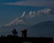 Fotografía del volcán Cotopaxi mientras emiten gases y ceniza.