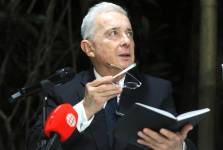 El expresidente de Colombia, Álvaro Uribe, habla en una rueda de prensa este martes, en Llano grande (Colombia).