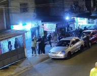 Captura de pantalla de un video en el que un policía golpeó a un hombre con un pedazo de madera y falleció.