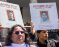 Familiares de víctimas de desaparición forzada en Ecuador fueron catados este viernes, 9 de mayo, al protestar frente al Palacio de Gobierno, en Quito.