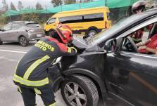 Un efectivo de los Bomberos de Quito junto a un vehículo siniestrado hoy.