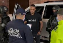 Fotografía cedida por la oficina de prensa de la Policía de Colombia del momento en que es detenido Beraldo Enrique Atencio Padilla (c), alias Chocolate.