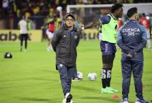 El entrenador de Cuenca Juniors, Leonardo Vanegas, en el partido ante Barcelona SC por la Copa Ecuador