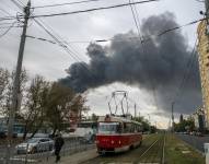 El humo se eleva tras el ataque ruso en Kyiv, Ucrania, el 28 de septiembre de 2025, en medio de la invasión rusa.