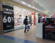 Carteles con ofertas por el Black Friday.