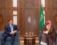 Una fotografía facilitada por el Palacio Real de Arabia Saudí muestra al príncipe heredero de Arabia Saudí, Mohamed bin Salmán, reunido con el secretario de Estado de Estados Unidos, Marco Rubio, en Yeda, Arabia Saudita, el 10 de marzo de 2025.