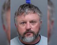 La mujer quiso avisar al trabajo de su marido que este no iría y terminó encontrando una trama de asesinato en su contra.