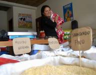 Jessica Rivera posa con su hija recién nacida en la tienda de alimentos para animales que abrió.