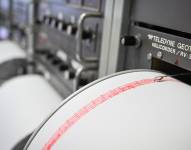 Imagen de un sismógrafo, herramienta usada para medir la magnitud de movimientos telúricos.