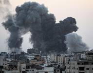 El humo se eleva tras los ataques israelíes en el barrio de Tal Al Hawa en la ciudad de Gaza.
