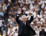Carlo Ancelotti, recibe una ovación tras su último partido con el Real Madrid.