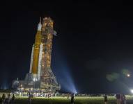 Vista del cohete del Sistema de Lanzamiento Espacial (SLS) con la nave espacial Orion a bordo en el Centro Espacial Kennedy en Merritt Island, Florida (EEUU).