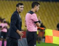 El entrenador Fabián Bustos (i.) durante un partido con Barcelona.