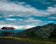 Foto tomada en una colina con vista a un hermoso paisaje en Baños de Agua Santa en Ecuador