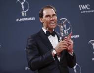 El extenista español Rafael Nadal posa con su galardón icono del deporte durante la ceremonia de entrega de los Premios Laureus que se celebra hoy lunes en Madrid.