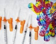 Jeringas y bandas adhesivas sanitarias de colores antes de una sesión de vacunación contra el covid-19.