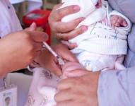 Imagen referencial de un bebé que es vacunado.